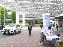 会場前をスタート地点に行うクリーンＤＥ車試乗会