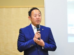 挨拶に立つ恒本指導環境委員長