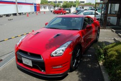 ＡＡ会場正面玄関前には真っ赤な「NISSAN GT-R」を展示した