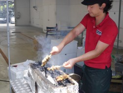 炭火で焼く焼き鳥の香ばしい匂いが会場敷地内に漂った