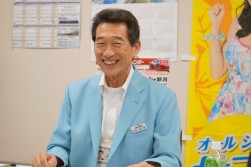 記者会見で抱負を述べる海津博理事長