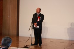 来賓で祝辞を述べるYHIインターナショナルのRichard Tay会長