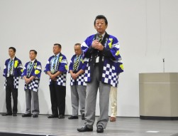 挨拶に立つ加藤勝義会長理事長