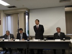 説明会に臨むNGP執行部（右から2人目が大橋理事長）