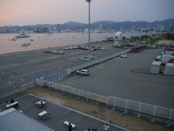 夕暮れ前の神戸港には花火を海上から見るボートやクルーザーが集まり始めていた