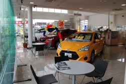 ディーラー並みのショールームを構える