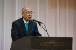 祝辞を述べるJU中販連沢田稔会長