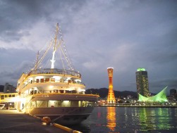 神戸港発着のコンチェルトで優雅なディナークルーズ