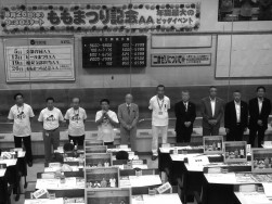 黄色のＴシャツで挨拶を行う川村理事長
