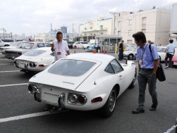 懐かしい名車の数々に足を止める会員の姿が多く見られた