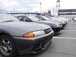 日産「スカイラインGT−R」（R３２型）が整然と並ぶ