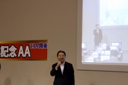 挨拶に立つ島田社長