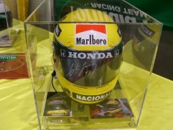 Ａ．セナが実際に使用したＲＨＥＯＳ製ヘルメットも展示