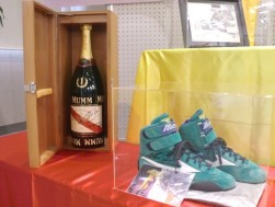 Ｍ．シューマッハの直筆サイン入りシャンパンも展示