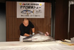 新鮮握りたてのマグロが振る舞われた