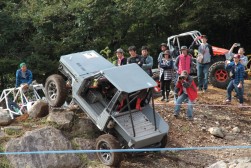 迫力あるオフロード車のデモ走行