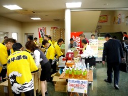 青年部メンバーが協力し合い、チャリティーバザーを開催