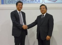 握手を交わす向井社長（左）と三浦社長