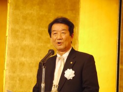 安部理事長が３８０人もの出席者を前に謝辞を述べた