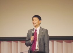 タレントの山田雅人氏が特別講演