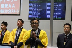 挨拶に立つ阿部青年部会長