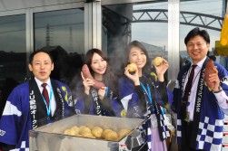 恒例のチャリティ、焼き芋販売の様子