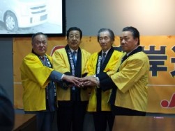握手する湾岸連合の理事長と関連協流通委員長