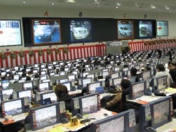 多数の会員の買いが飛び交う場内（15日撮影）