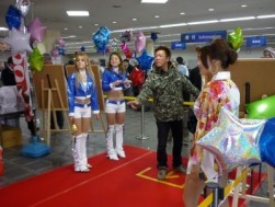 ＵＳＳガールズによるアトラクションダーツゲームの模様