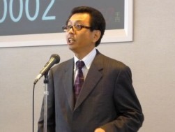 挨拶に立つＣＡＡの三宅取締役