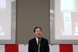 年頭の挨拶を述べる島田社長