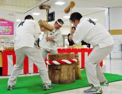 毎年恒例の中谷堂による高速餅つきの様子