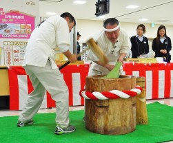 中谷堂による高速餅つきの様子