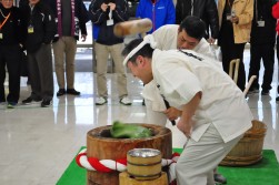 中谷堂による高速餅つきの様子