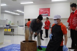 新年に相応しい餅つき大会を開催