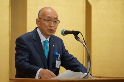 懇親会で開会挨拶する澤田稔会長・理事長