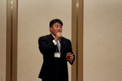 挨拶に立つJPUC井上代表理事