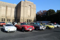 会場に並ぶパレード出場車