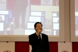 挨拶を述べる島田社長