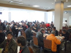 来場会員で溢れる会場２Fの食堂
