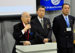 挨拶に立つ澤田稔理事長