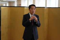 直会で挨拶する安藤之弘社長