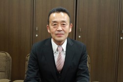 記者会見で抱負を語る菅田幸康執行役員会場長