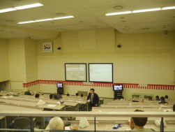 現・セリ会場（新会場ではフラットなフロアが特徴となる）