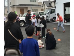 オープンイベントでショーを催す