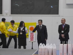 ＪＵ佐賀の西村理事長が抽選を行った