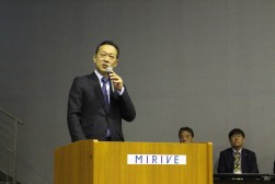 挨拶を述べる伊藤社長