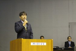 挨拶を述べるJU茨城・堀江会長