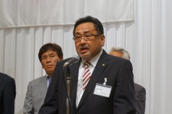 Ｊ千葉懇親会で挨拶する千﨑悟之会長・理事長