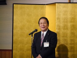 総会後の懇親会で挨拶する松永会長・理事長